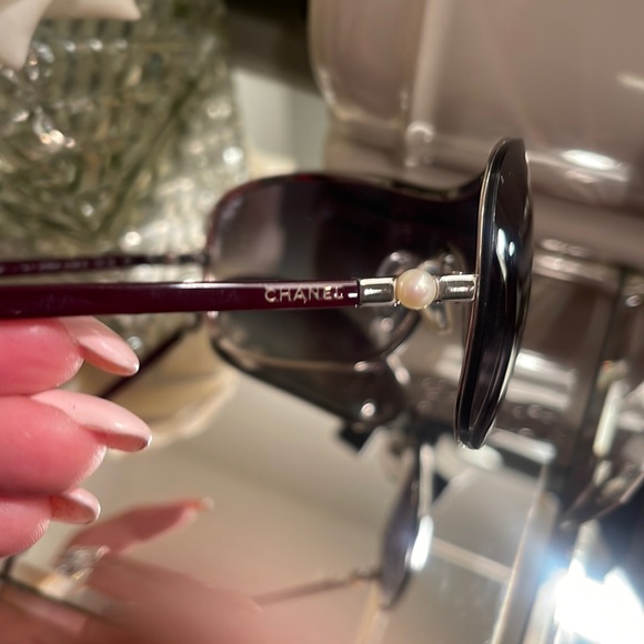CHANEL sunglasses with signature pearl and CHANEL case - Picture 7 of 8